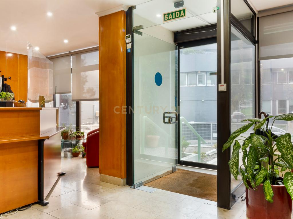 Escritório com 115m2 em Alfragide, Amadora. Em Arrendamento! - Image 2