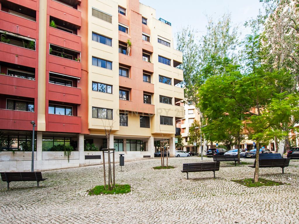 Escritório/Consultório para arrendamento | Excelente Localização | Zona Premium de Telheiras | - Image 17