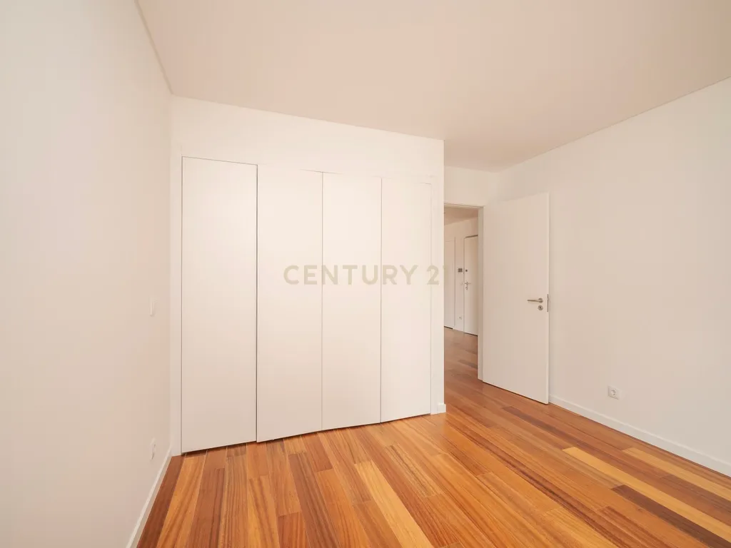 Arrenda-se apartamento T2 (111m2) na Estrela, Lisboa - Image 13