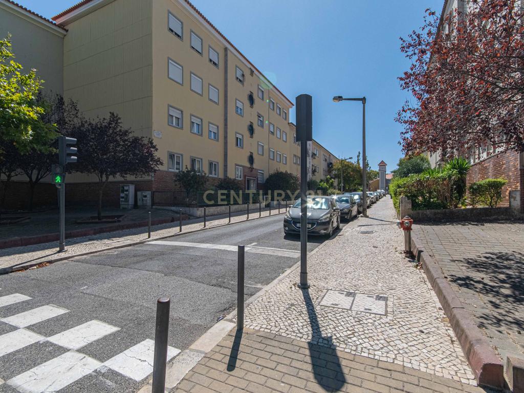 Apartamento T4 luminoso em Alvalade que combina estilo e localização premium - Image 21