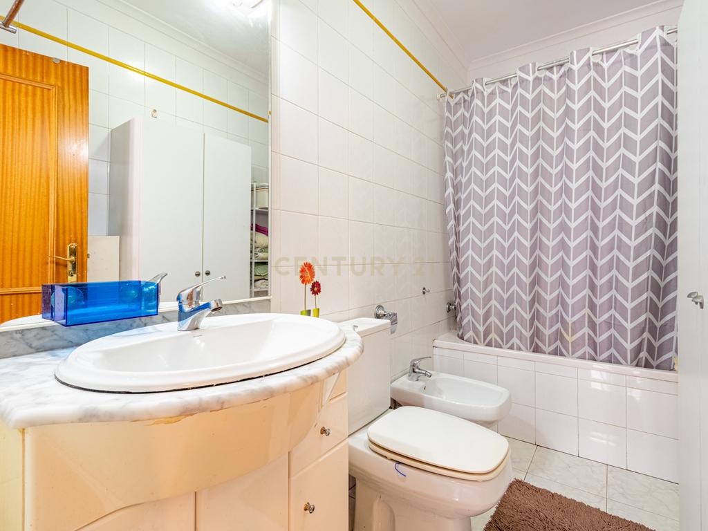 Exclusivo T4 Duplex na Urbanização da Cavaleira | 205 m² de Área Total | Parqueamento - Image 15