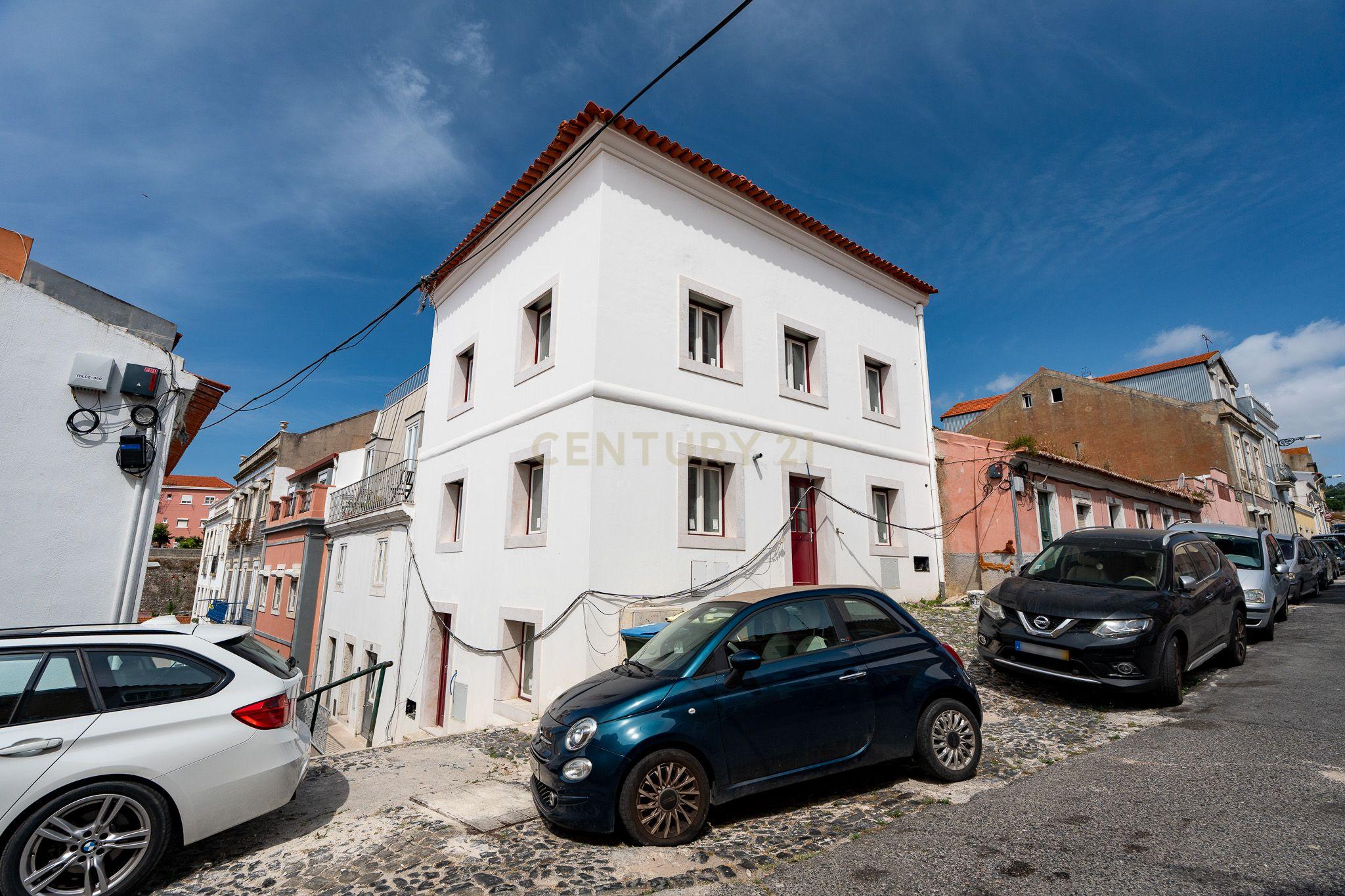 Moradia T4 em Alcântara com Dois Duplex Independentes - Ideal para Habitação e Investimento - Image 3