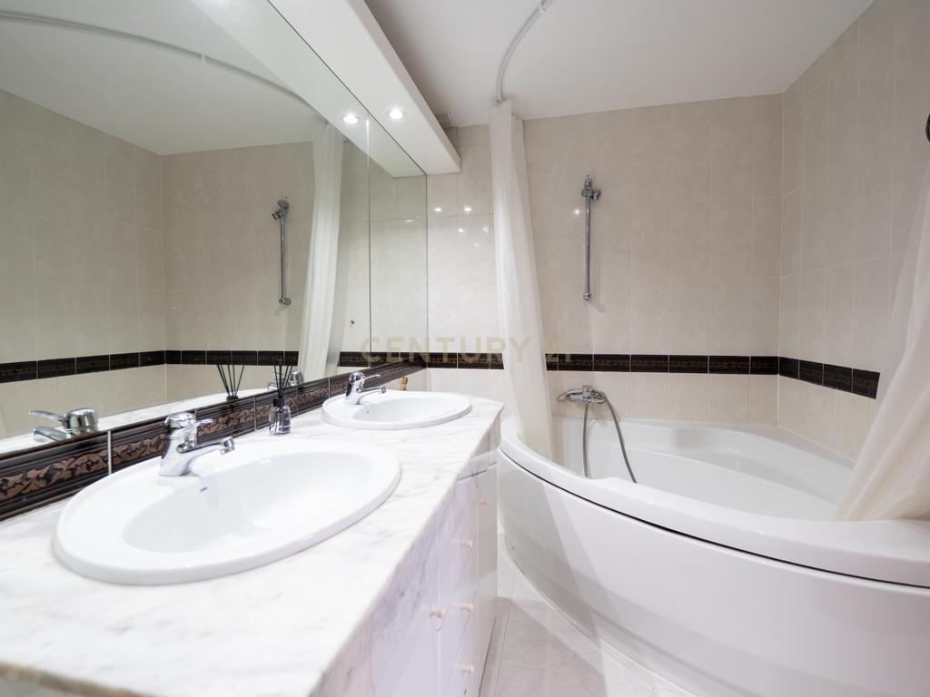 Apresentamos-lhe uma magnífica moradia em Cambrils — perfeita para quem procura conforto, estilo e excelente qualidade de vida na Costa Dourada. - Image 11