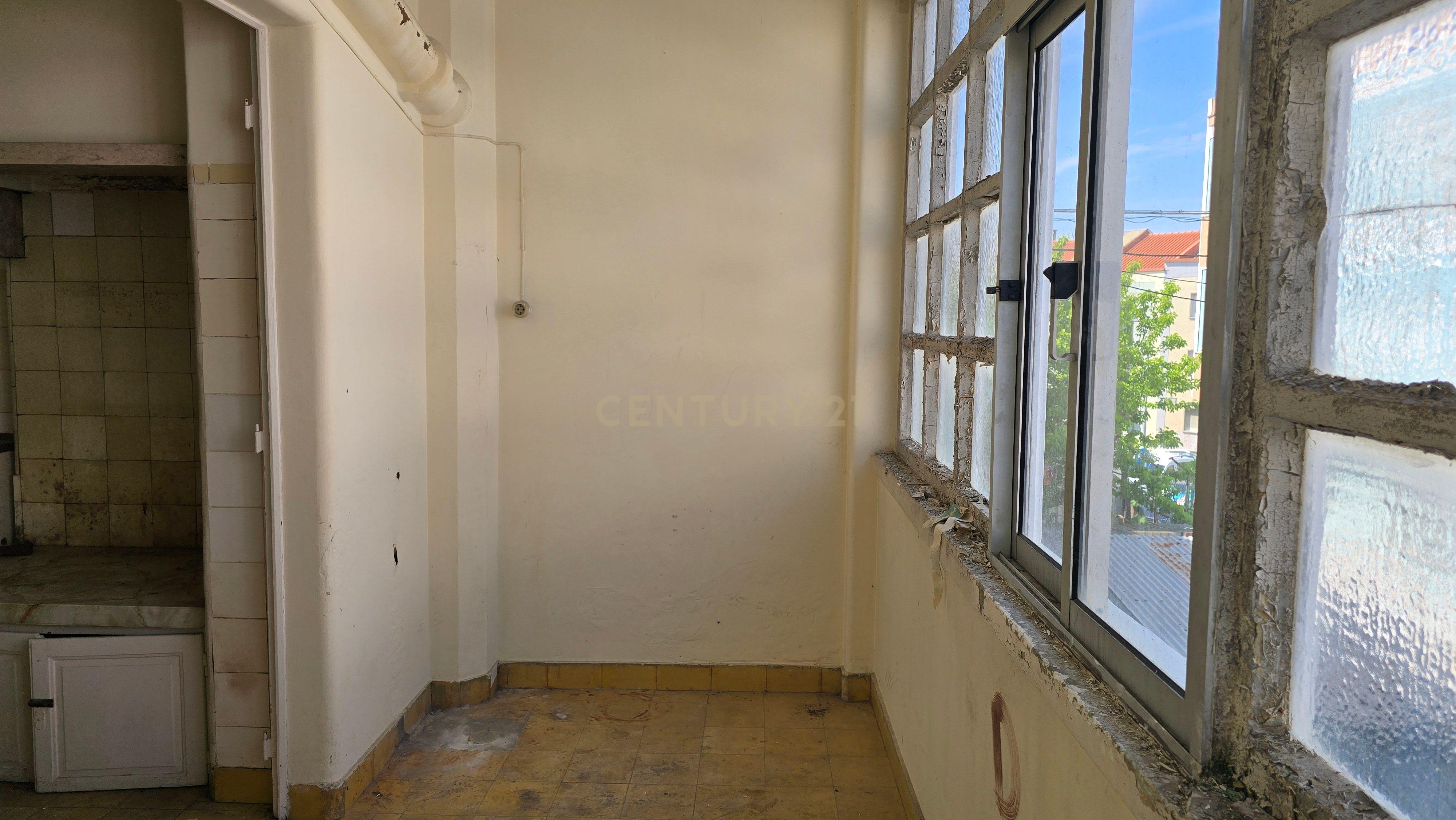 Fotografia 5 de T2 com Sotão para reabilitação | Falagueira | Amadora