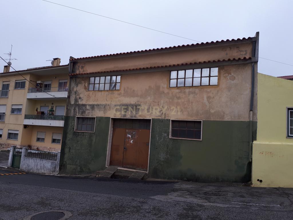 Armazém / Terreno para construção de 4 apartamentos em Fanhões - Image 2