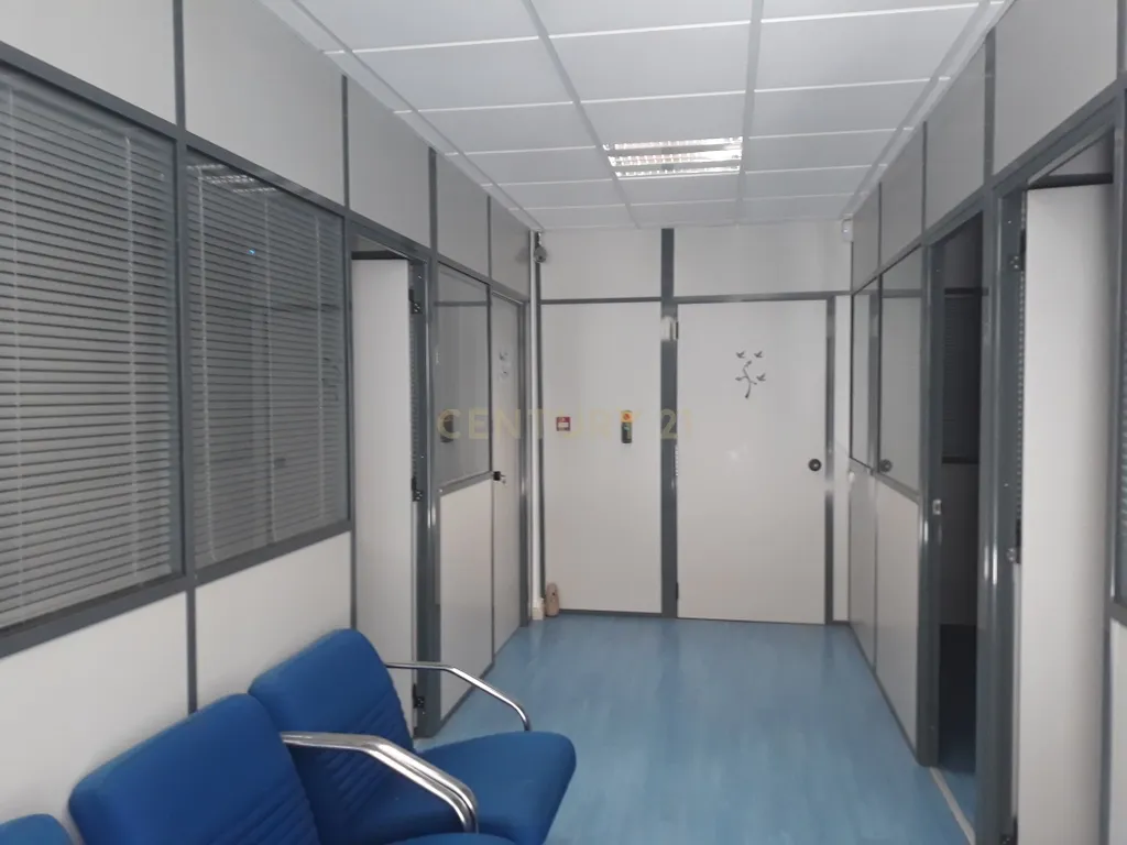 Armazém e Escritório de 210m2 no Coração do Porto - Image 1