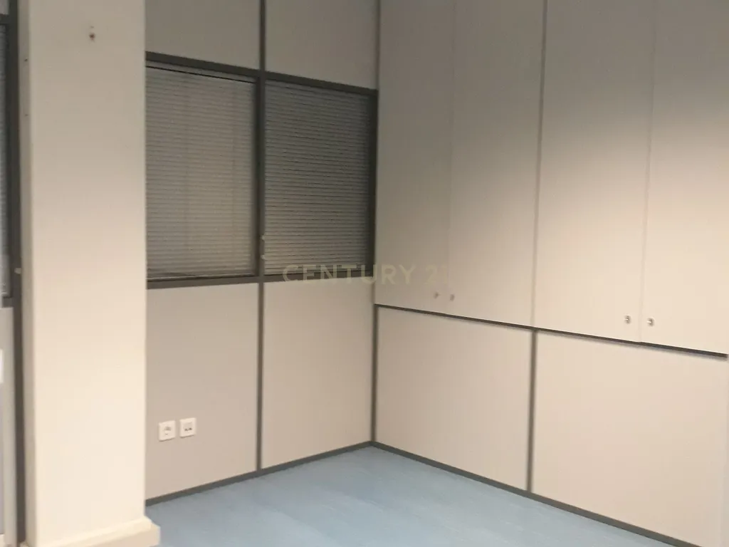 Armazém e Escritório de 210m2 no Coração do Porto - Image 6