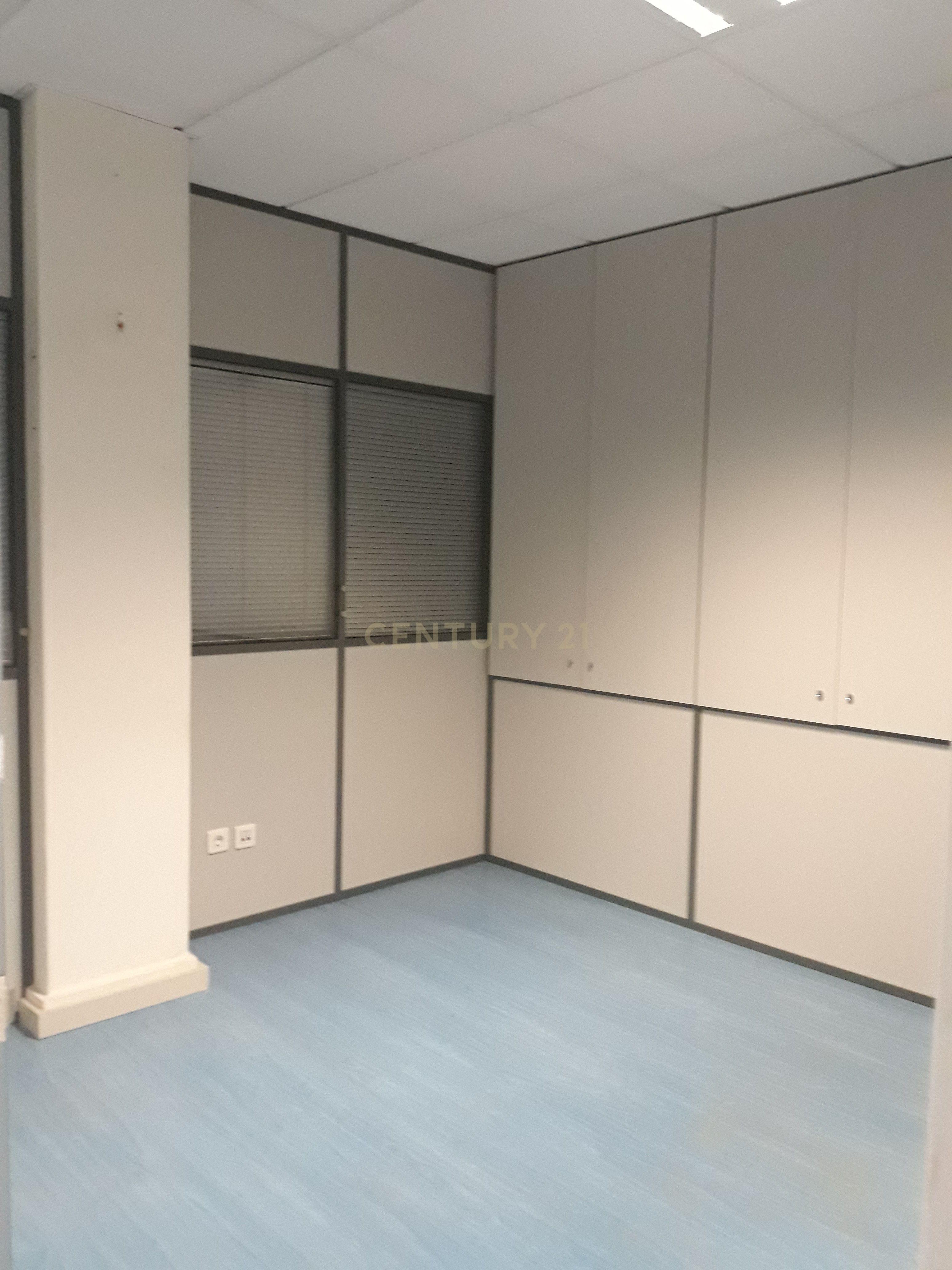 Armazém e Escritório de 300m2 Coração do Porto - Image 4