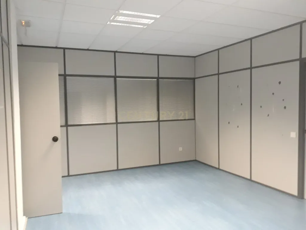 Armazém e Escritório de 210m2 no Coração do Porto - Image 7