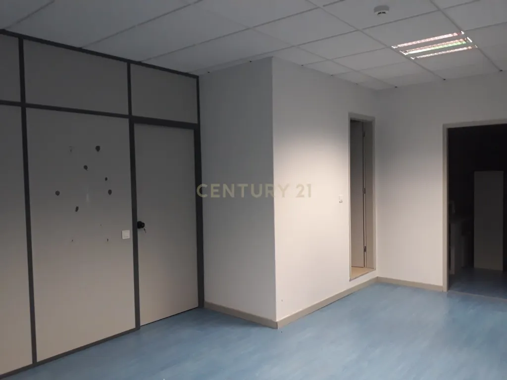 Armazém e Escritório de 210m2 no Coração do Porto - Image 9