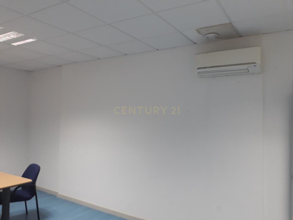 Armazém e Escritório de 210m2 no Coração do Porto - Image 10
