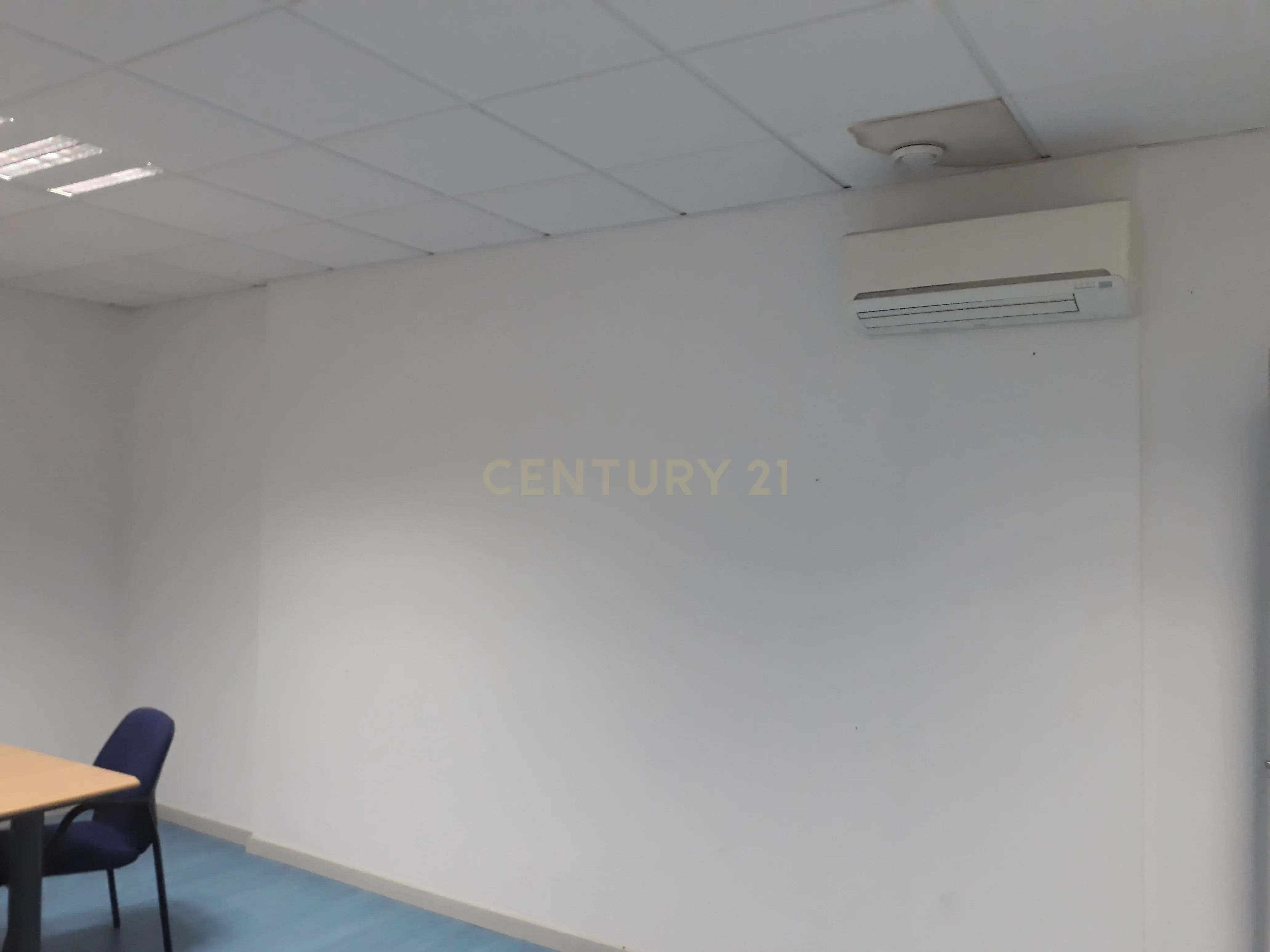 Armazém e Escritório de 300m2 Coração do Porto - Image 8