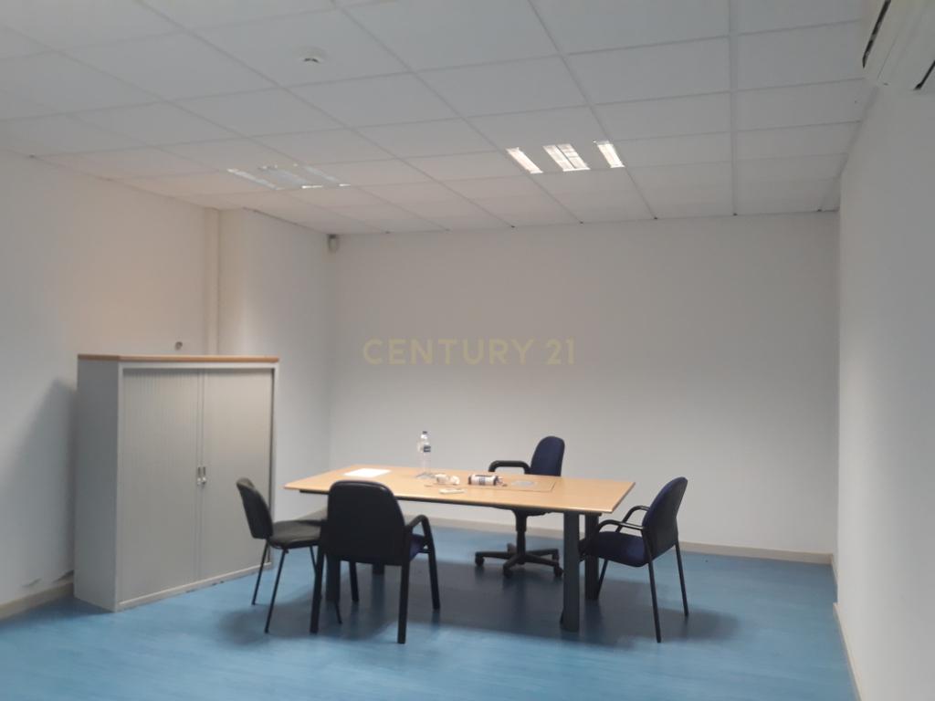 Armazém e Escritório de 210m2 no Coração do Porto - Image 2