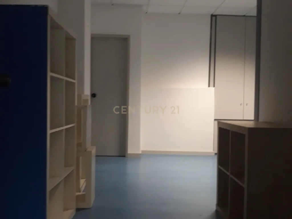 Armazém e Escritório de 210m2 no Coração do Porto - Image 11