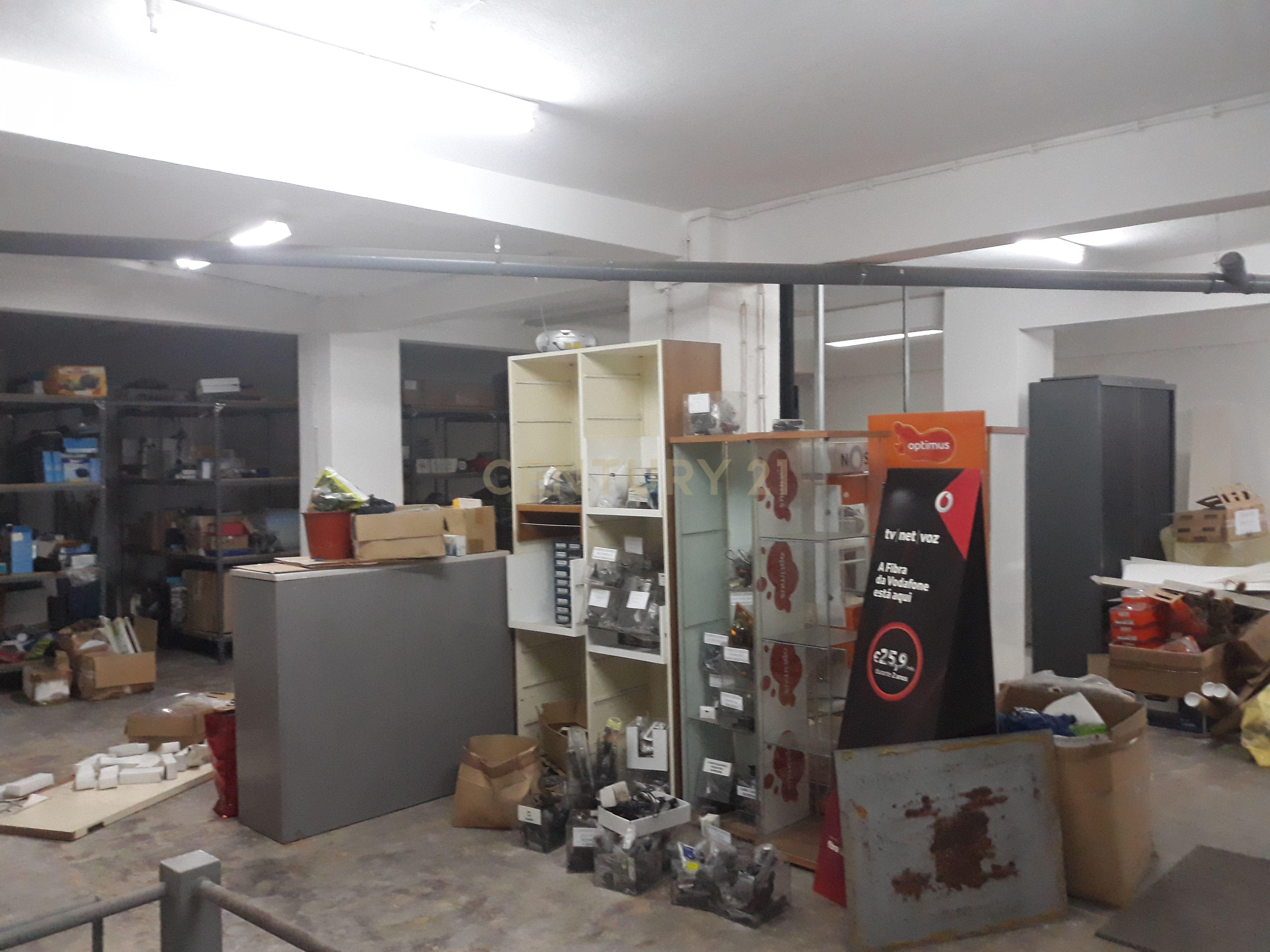Armazém e Escritório de 300m2 Coração do Porto - Image 14