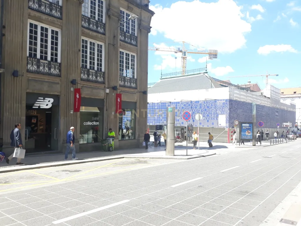 Armazém e Escritório de 210m2 no Coração do Porto - Image 17