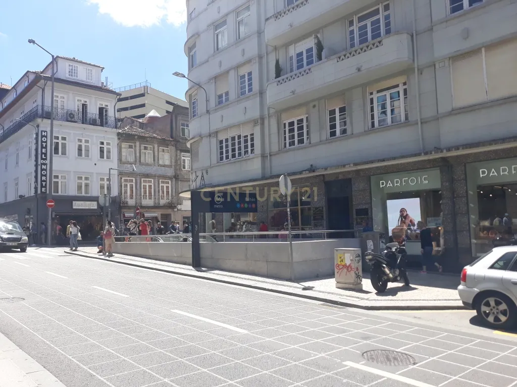 Armazém e Escritório de 210m2 no Coração do Porto - Image 5