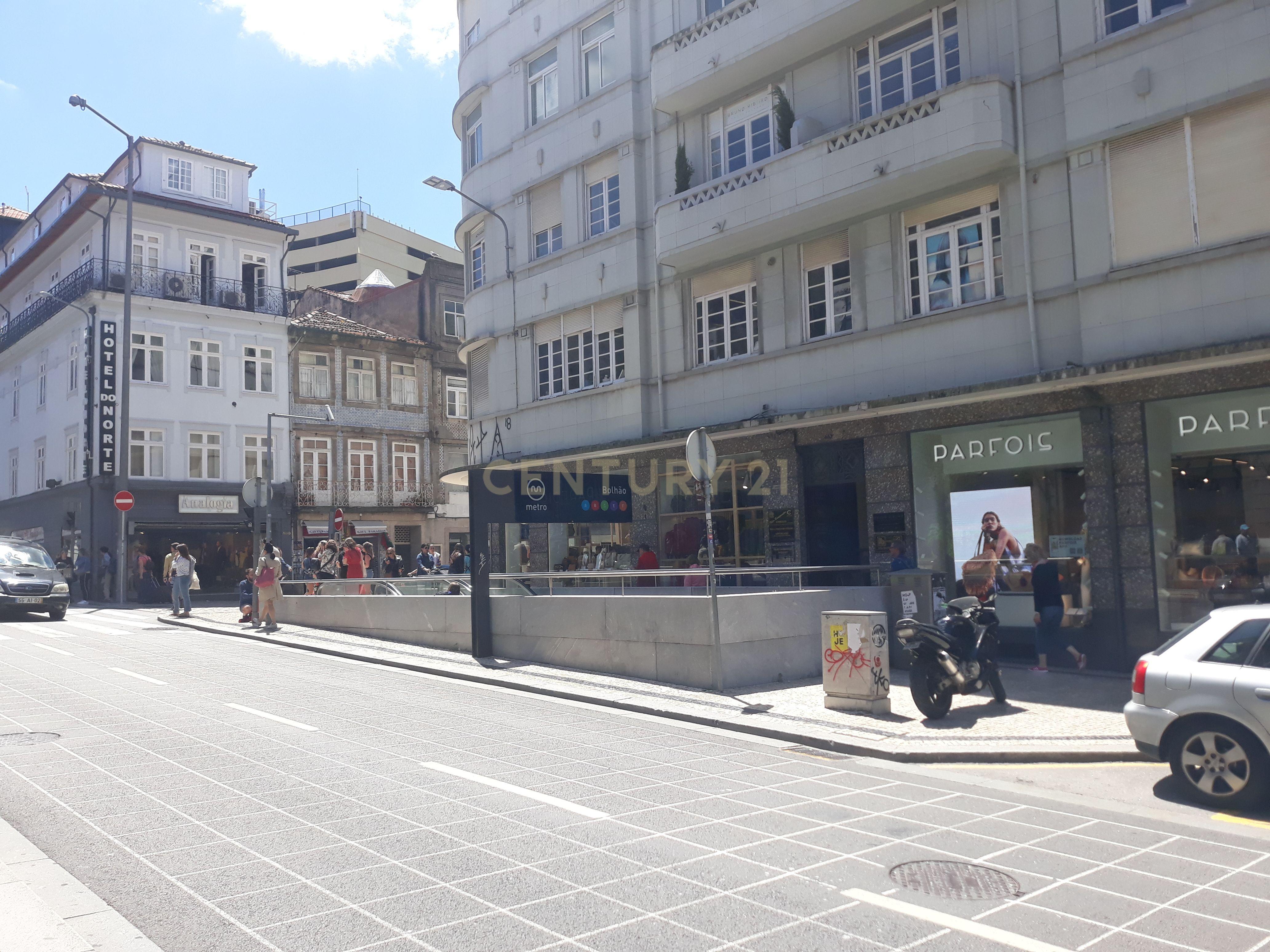 Armazém e Escritório de 300m2 Coração do Porto - Image 3