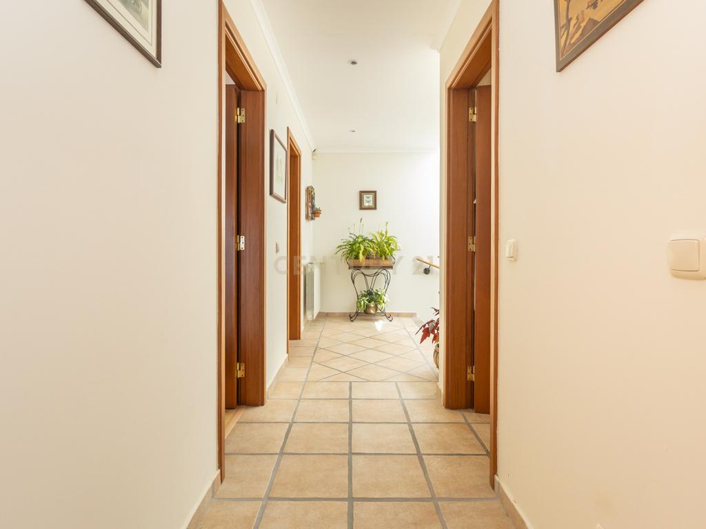 Moradia duplex de 5 assoalhadas com cave em Azeitão - Image 19