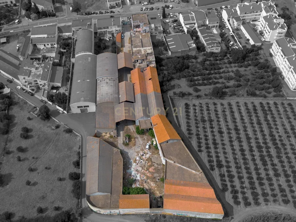 Terreno Urbano com 7.780m2 I Armazéns e Habitação I São Bartolomeu de Messines - Image 1