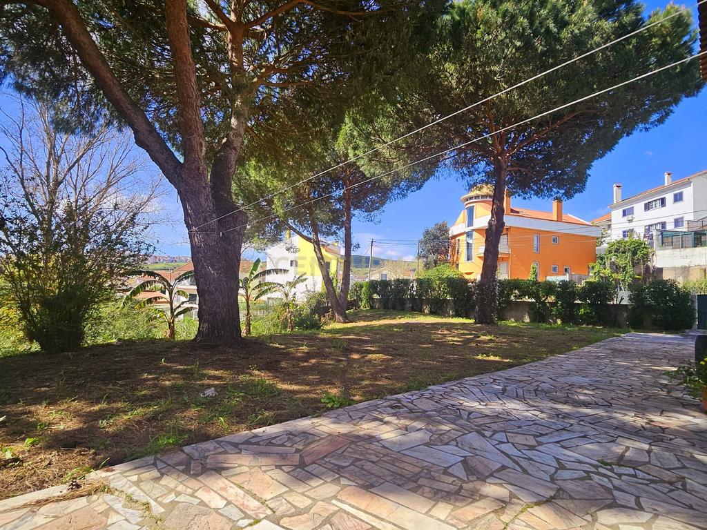 Moradia Unifamiliar T4 com Vista Desafogada e Grande Lote de Terreno na Quinta da Condessa - Image 44
