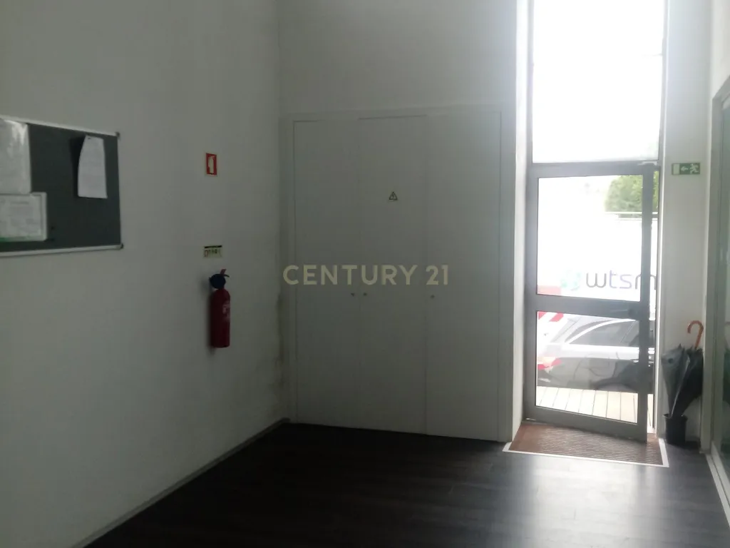 Armazém Multi-funcional em Braga - Image 4