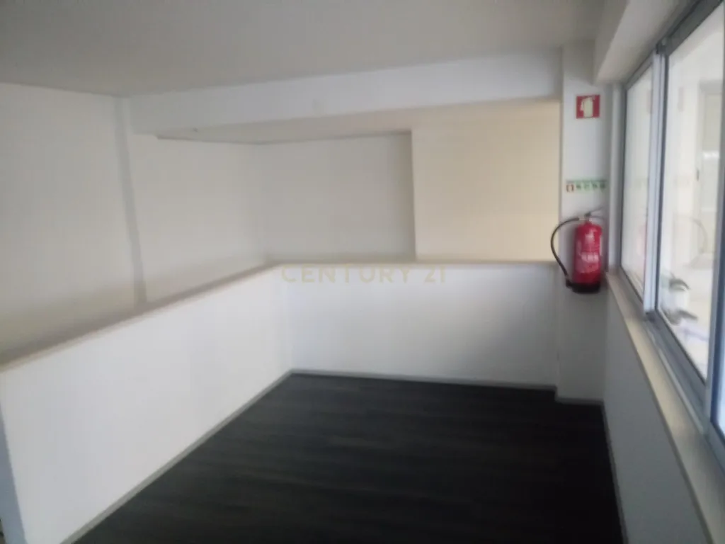 Armazém Multi-funcional em Braga - Image 9