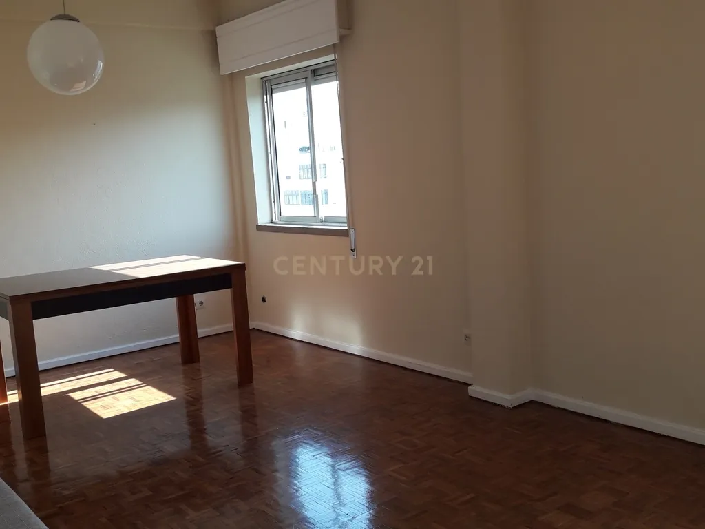 Apartamento T2 Miratejo / Corroios - Image 1