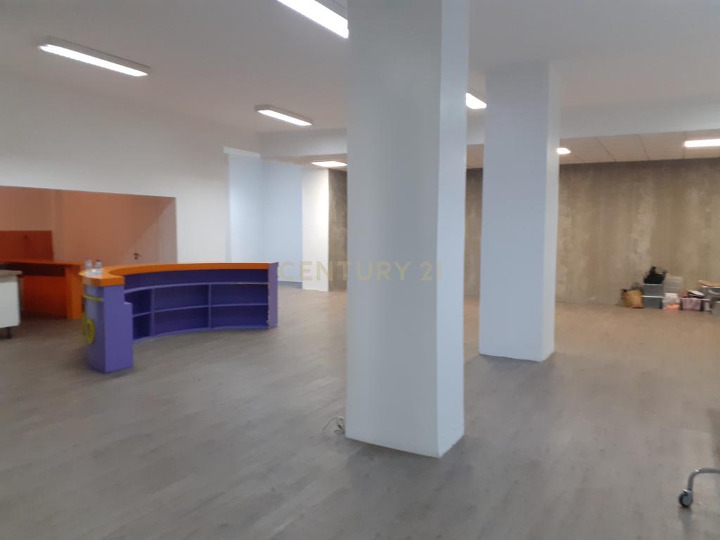Oportunidade de Investimento: Loja Espaçosa e com Rentabilidade em Algés. - Image 17