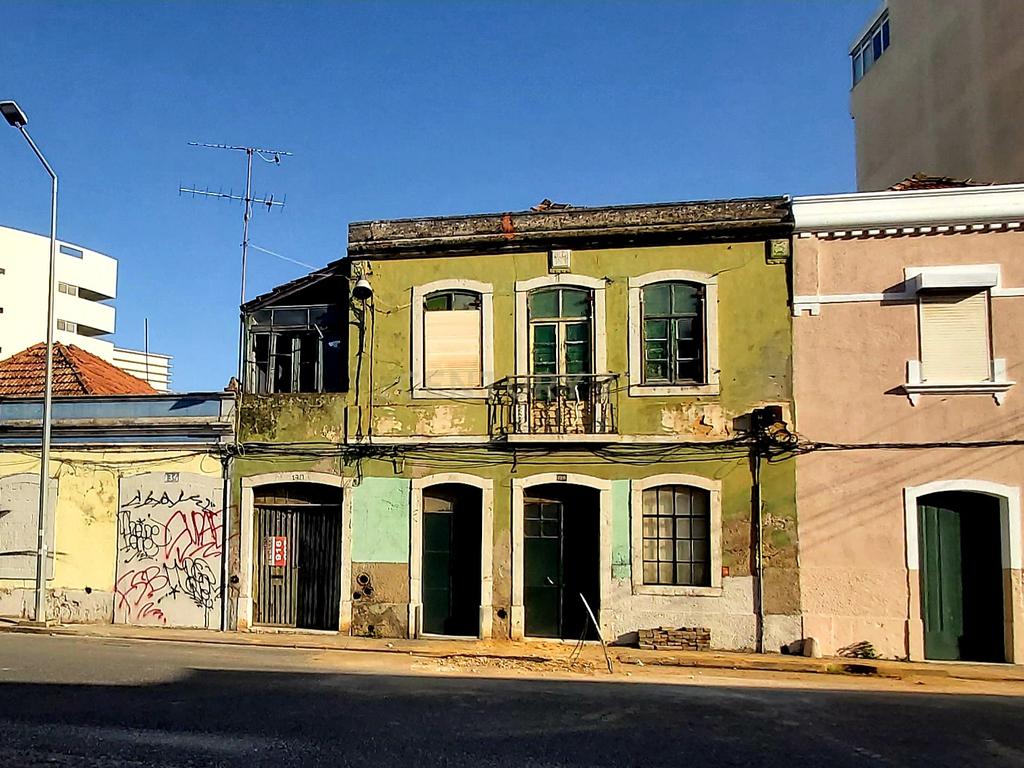 Para reconstrução ou ampliação no Centro de Setúbal. Edifício Residencial e comércio - Image 3