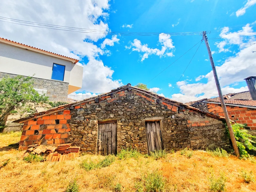 Moradia para reconstruir em Vilarinho Cova de Lua - Image 5