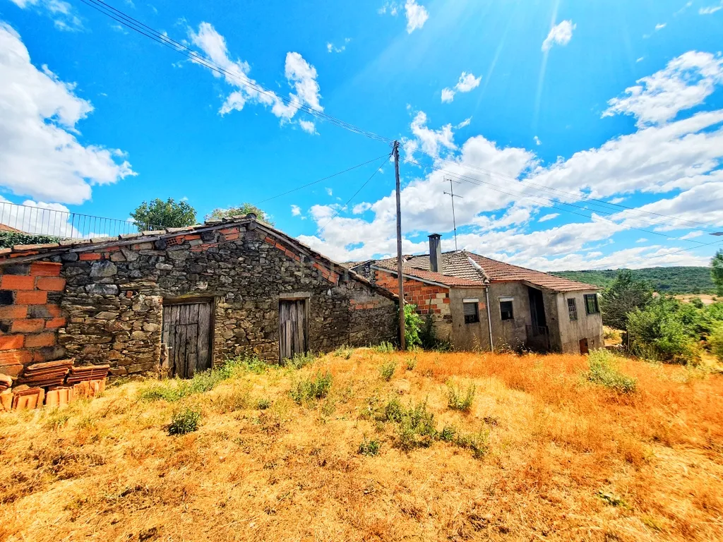 Moradia para reconstruir em Vilarinho Cova de Lua - Image 1