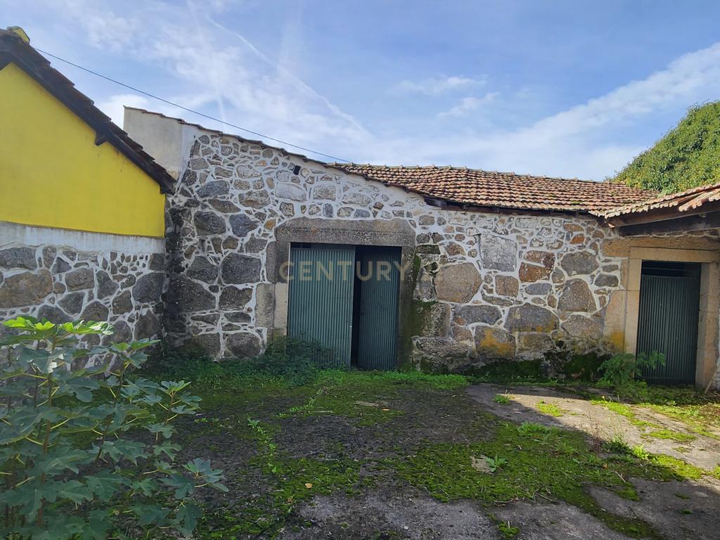 Terreno Urbanizável com moradia e anexos junto ao Hospital distrital de Viseu - Image 12