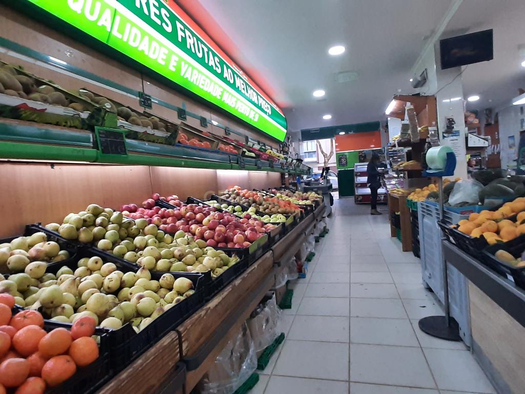 OEIRAS 2 Lojas para venda com Yeld de 7,5% - Image 3