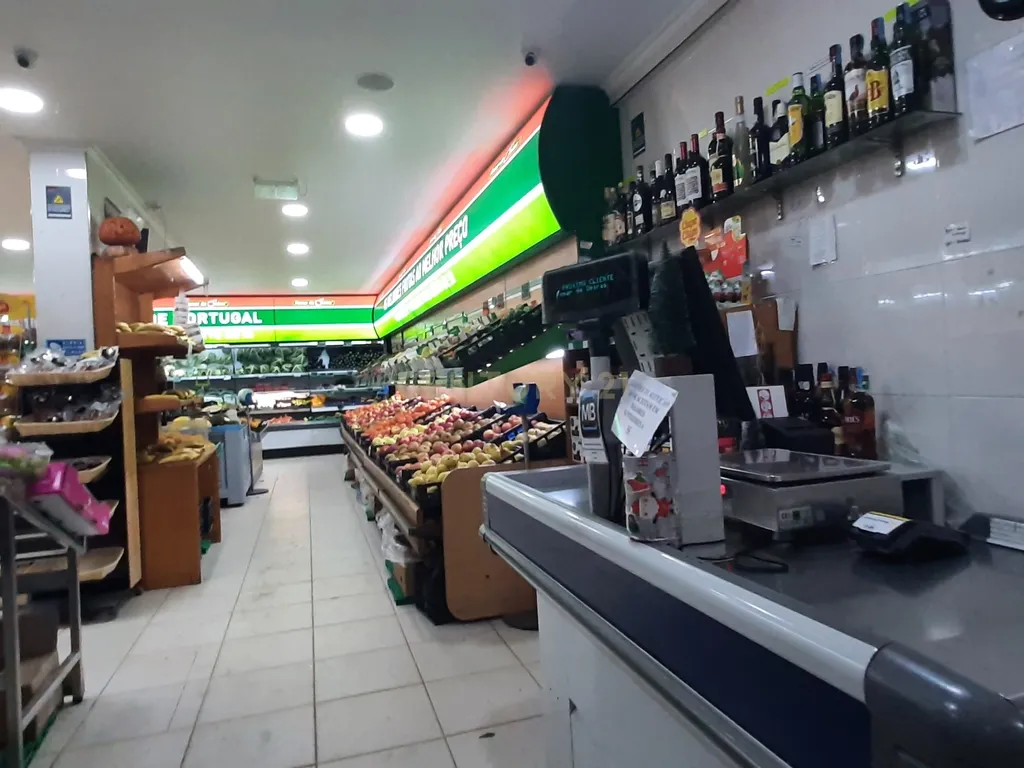 OEIRAS 2 Lojas para venda com Yeld de 7,5% - Image 1