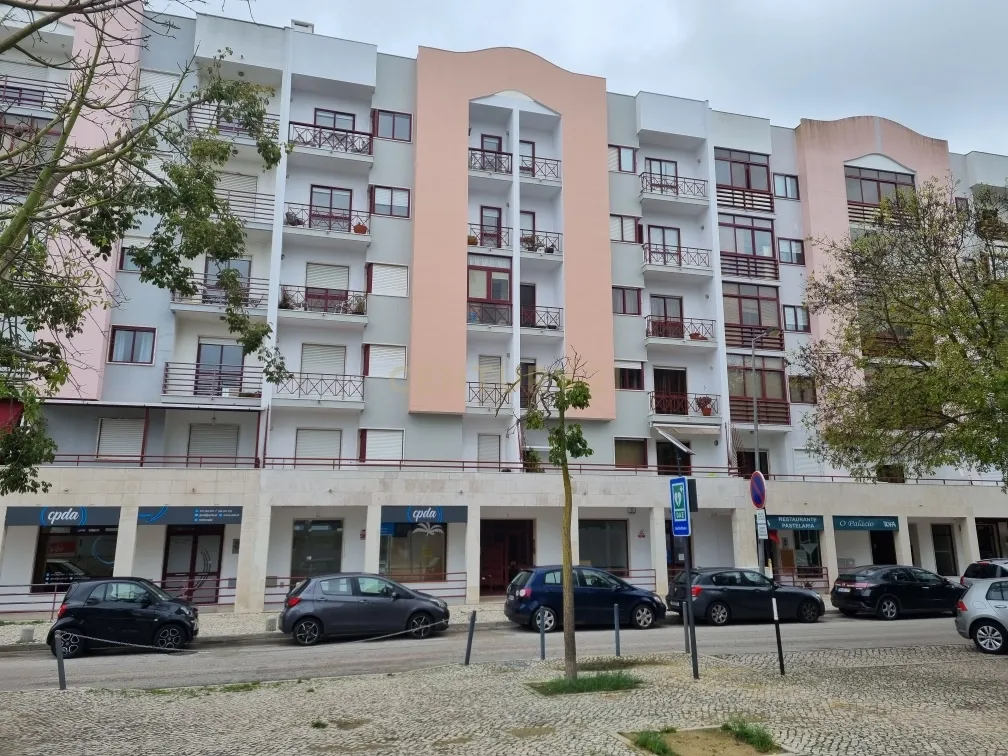 LOJA - PRAGAL, ALMADA - Image 1