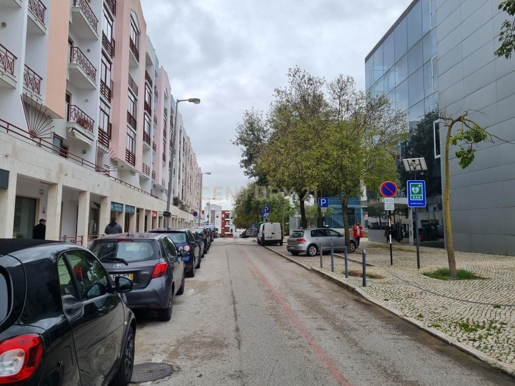 LOJA - PRAGAL, ALMADA - Image 2