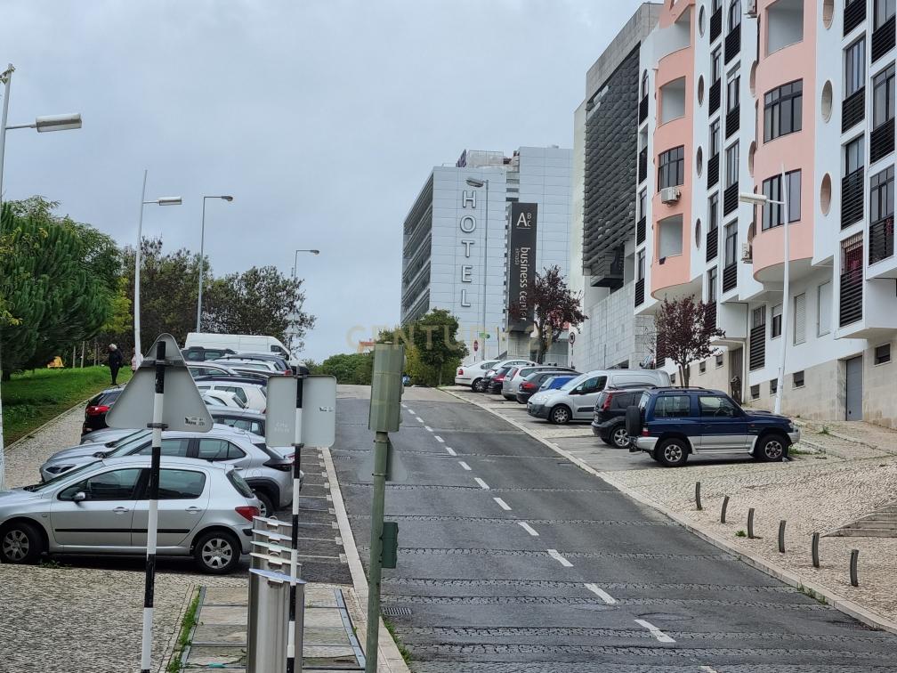 LOJA - PRAGAL, ALMADA - Image 8