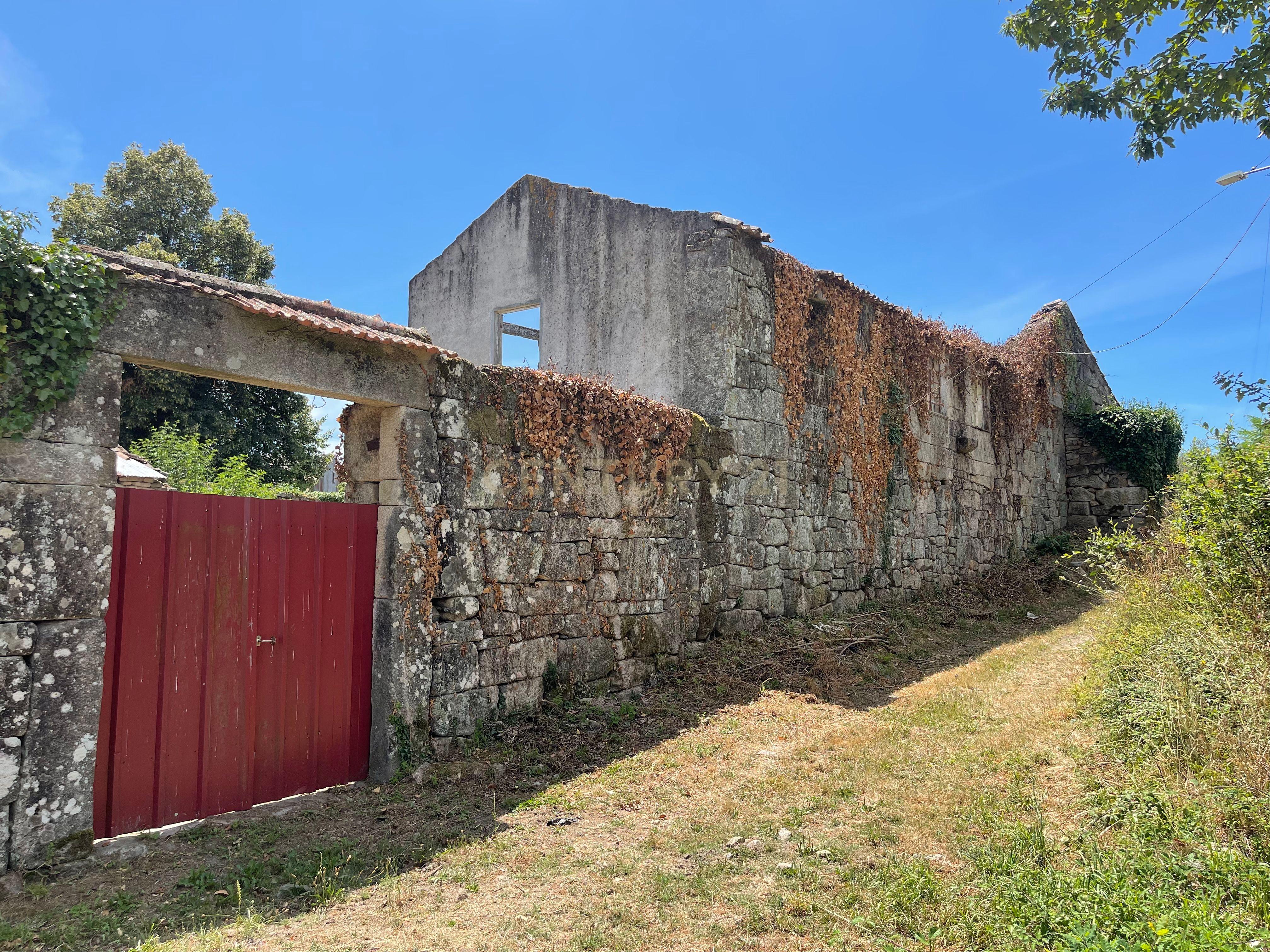 Moradia de 220 metros quadrados, construída em granito, a precisar de renovação, situada no centro de Santa Cruz da Trapa, com um terreno de 1.900 metros quadrados. - Image 8