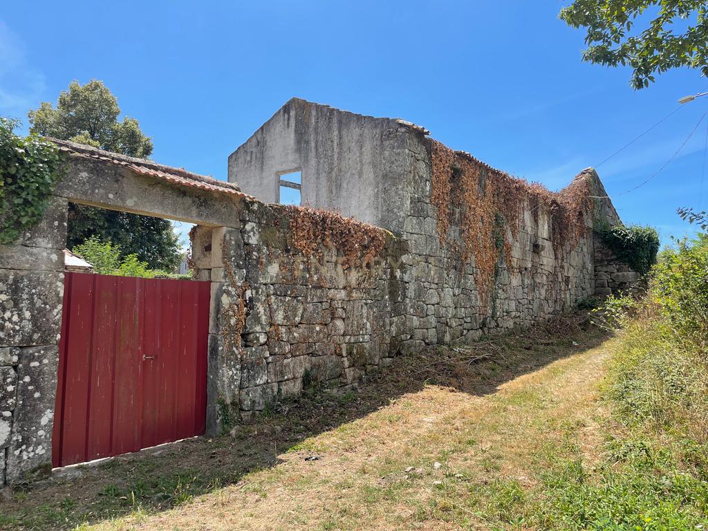 Moradia de 220 metros quadrados, construída em granito, a precisar de renovação, situada no centro de Santa Cruz da Trapa, com um terreno de 1.900 metros quadrados. - Image 8