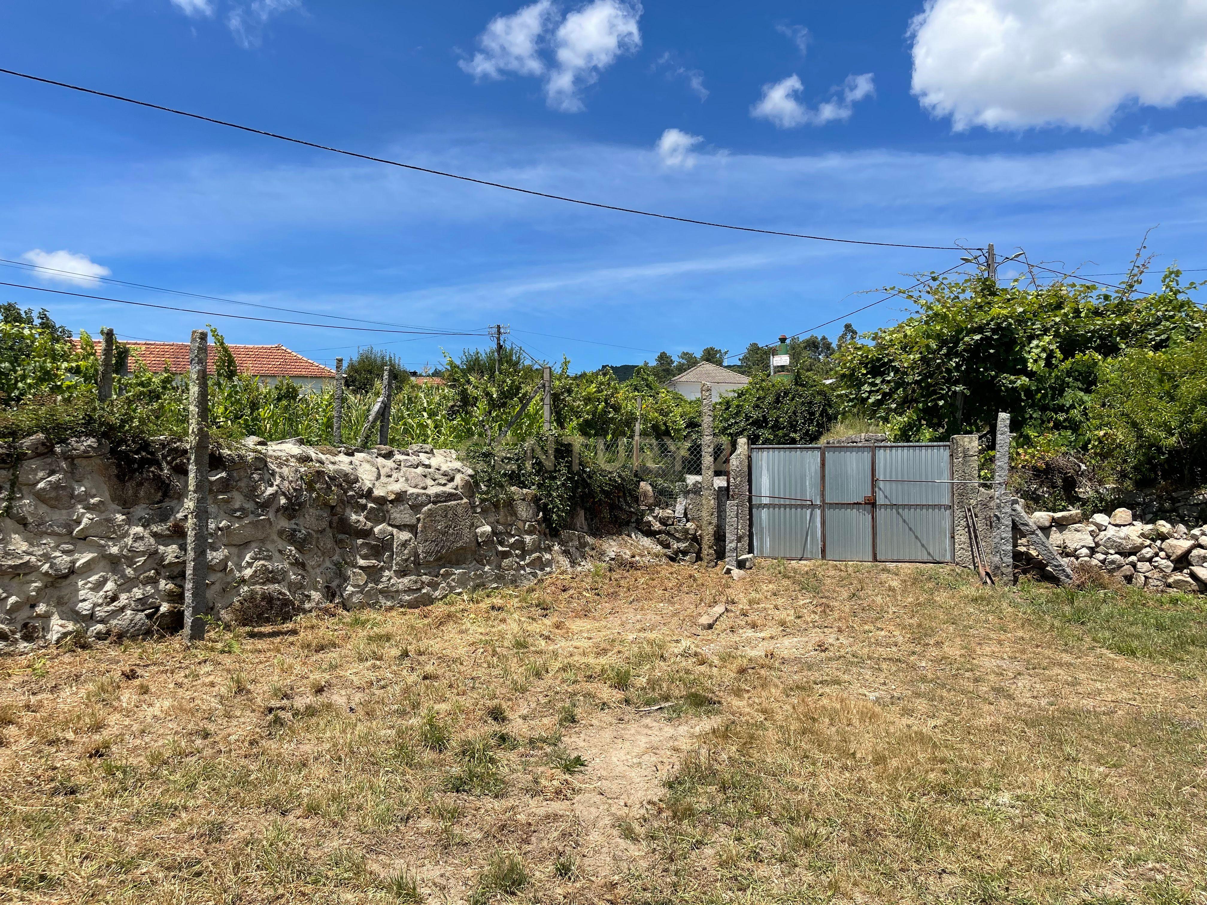 Moradia de 220 metros quadrados, construída em granito, a precisar de renovação, situada no centro de Santa Cruz da Trapa, com um terreno de 1.900 metros quadrados. - Image 45