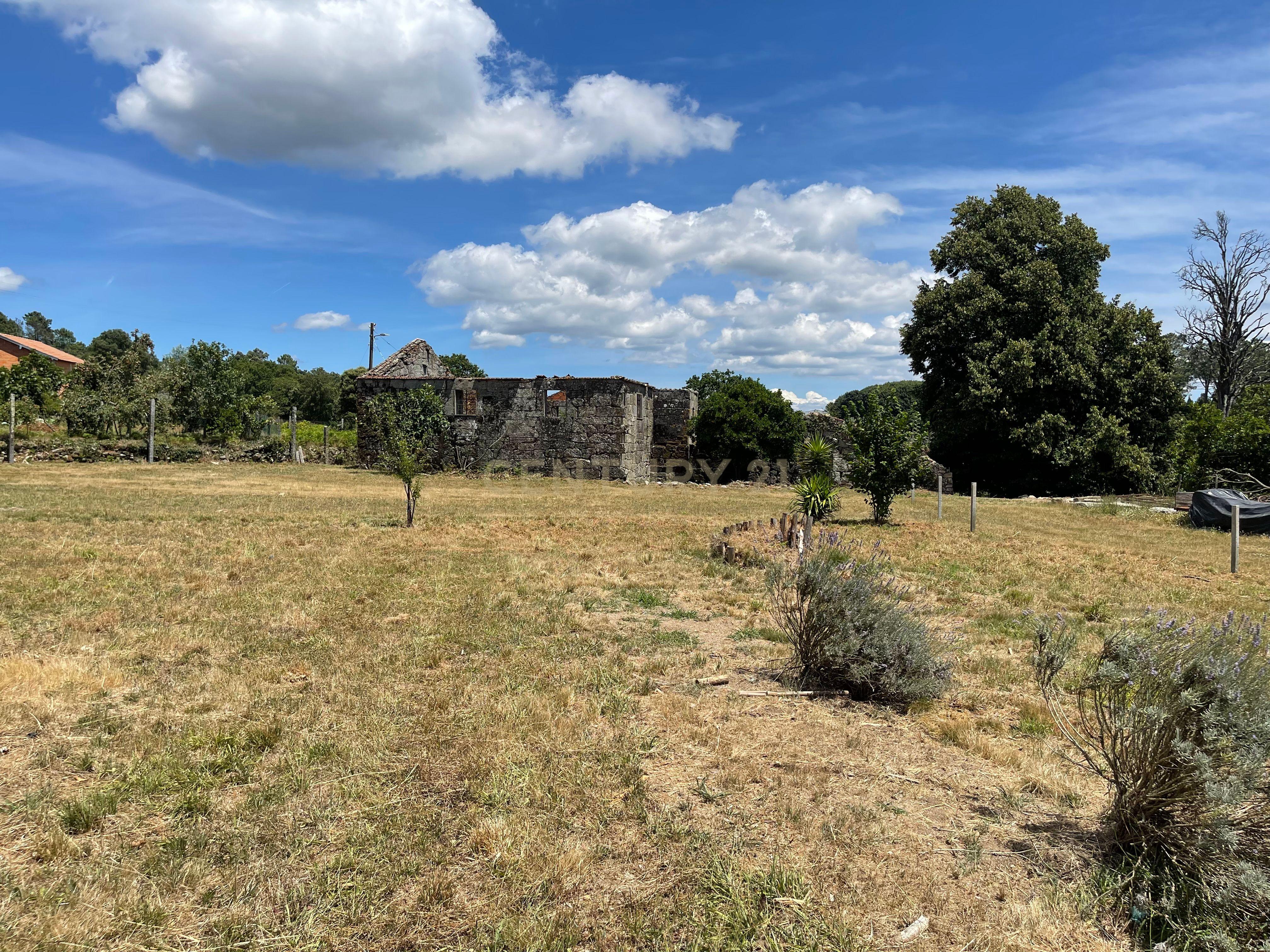 Moradia de 220 metros quadrados, construída em granito, a precisar de renovação, situada no centro de Santa Cruz da Trapa, com um terreno de 1.900 metros quadrados. - Image 7