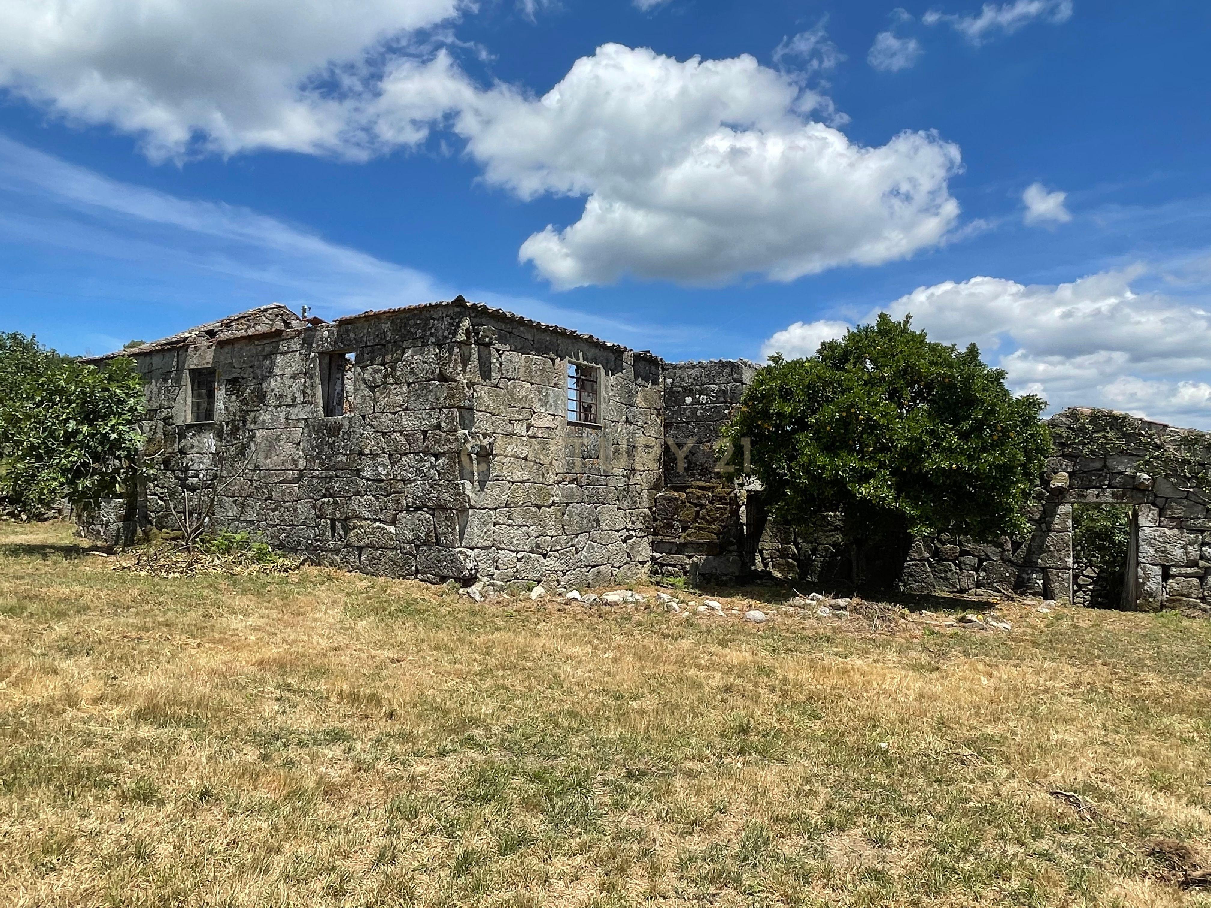 Moradia de 220 metros quadrados, construída em granito, a precisar de renovação, situada no centro de Santa Cruz da Trapa, com um terreno de 1.900 metros quadrados. - Image 5
