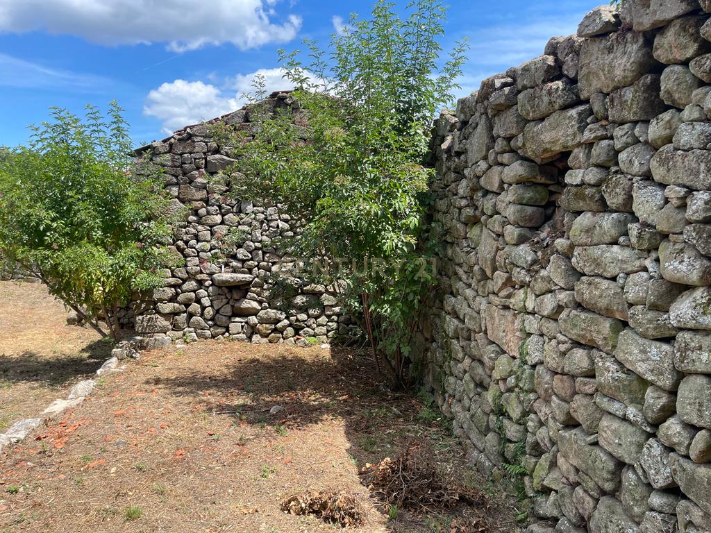 Moradia de 220 metros quadrados, construída em granito, a precisar de renovação, situada no centro de Santa Cruz da Trapa, com um terreno de 1.900 metros quadrados. - Image 11