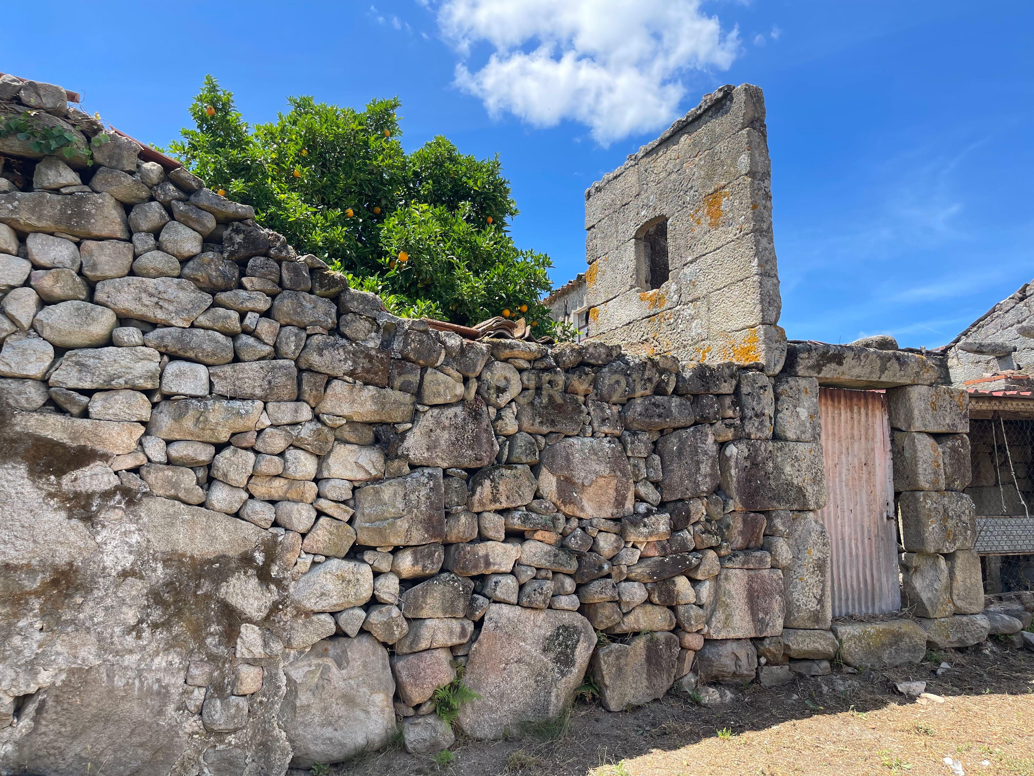 Moradia de 220 metros quadrados, construída em granito, a precisar de renovação, situada no centro de Santa Cruz da Trapa, com um terreno de 1.900 metros quadrados. - Image 4