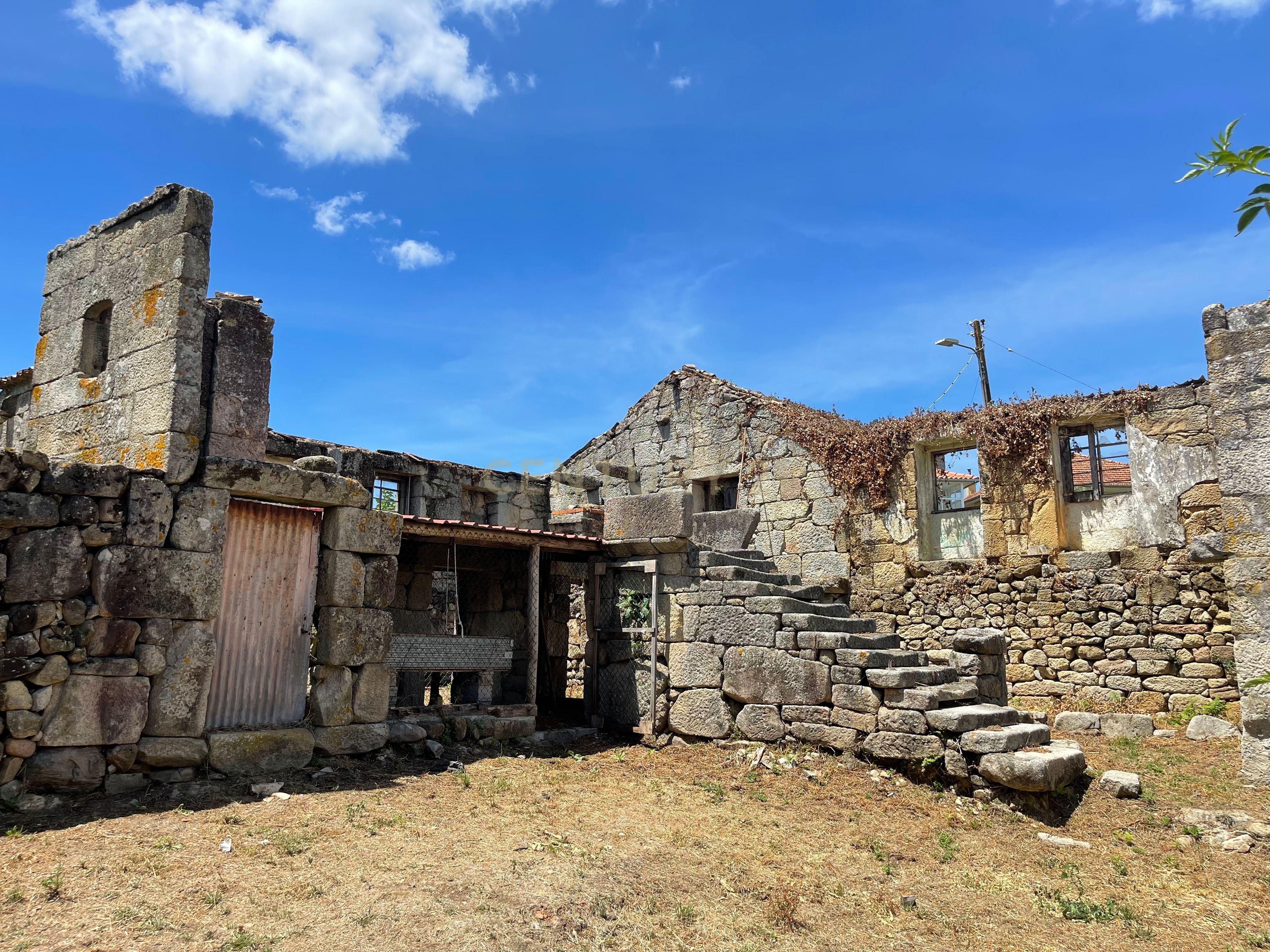 Moradia de 220 metros quadrados, construída em granito, a precisar de renovação, situada no centro de Santa Cruz da Trapa, com um terreno de 1.900 metros quadrados. - Image 23