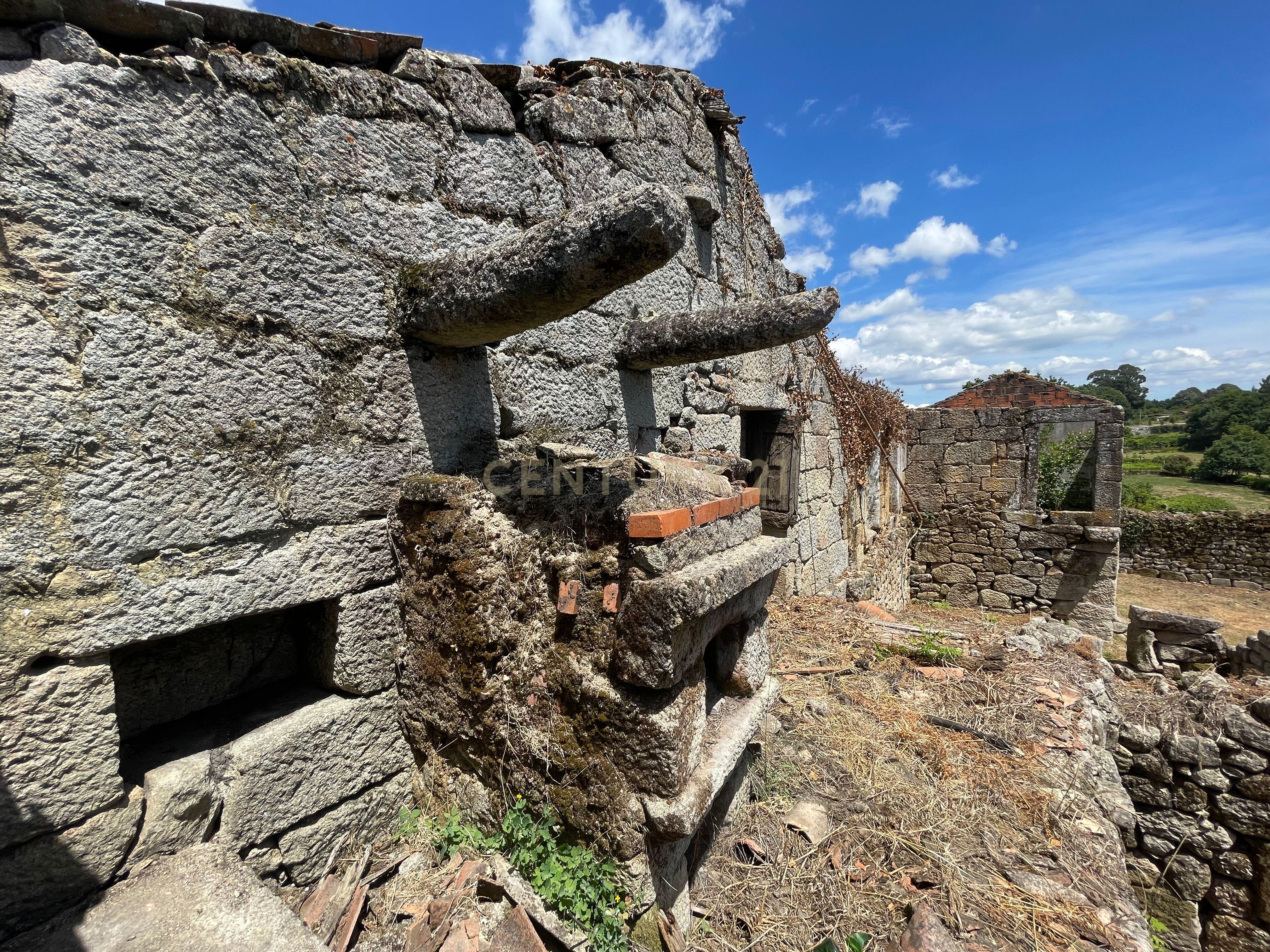 Moradia de 220 metros quadrados, construída em granito, a precisar de renovação, situada no centro de Santa Cruz da Trapa, com um terreno de 1.900 metros quadrados. - Image 16