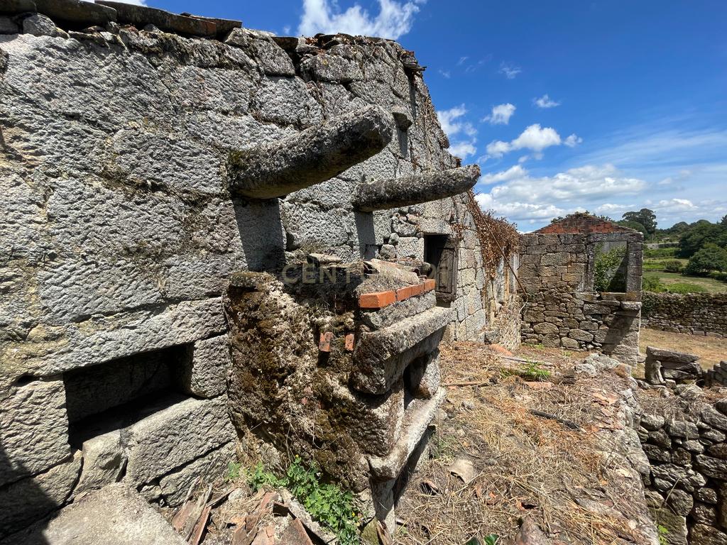 Moradia de 220 metros quadrados, construída em granito, a precisar de renovação, situada no centro de Santa Cruz da Trapa, com um terreno de 1.900 metros quadrados. - Image 16