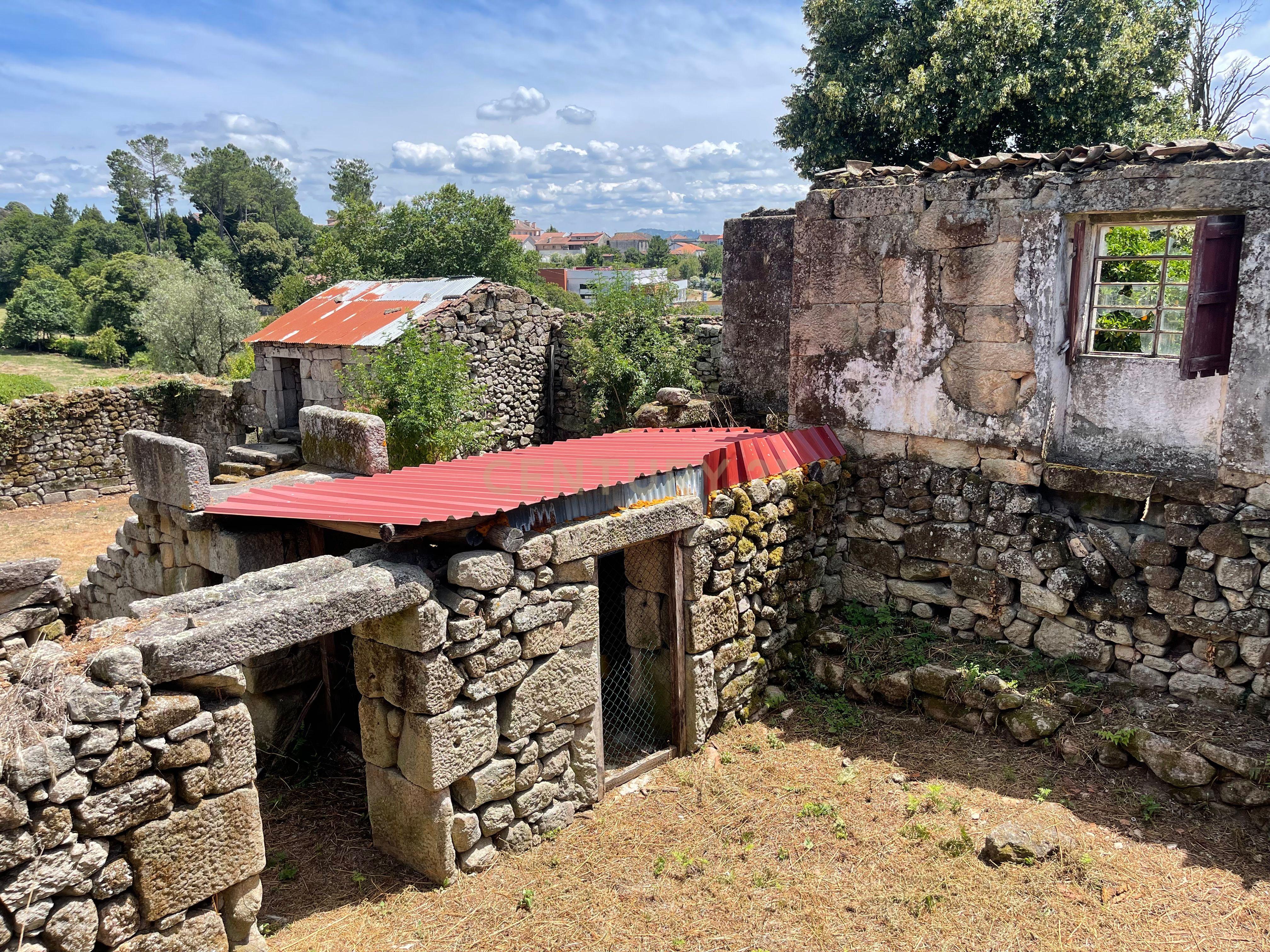 Moradia de 220 metros quadrados, construída em granito, a precisar de renovação, situada no centro de Santa Cruz da Trapa, com um terreno de 1.900 metros quadrados. - Image 17
