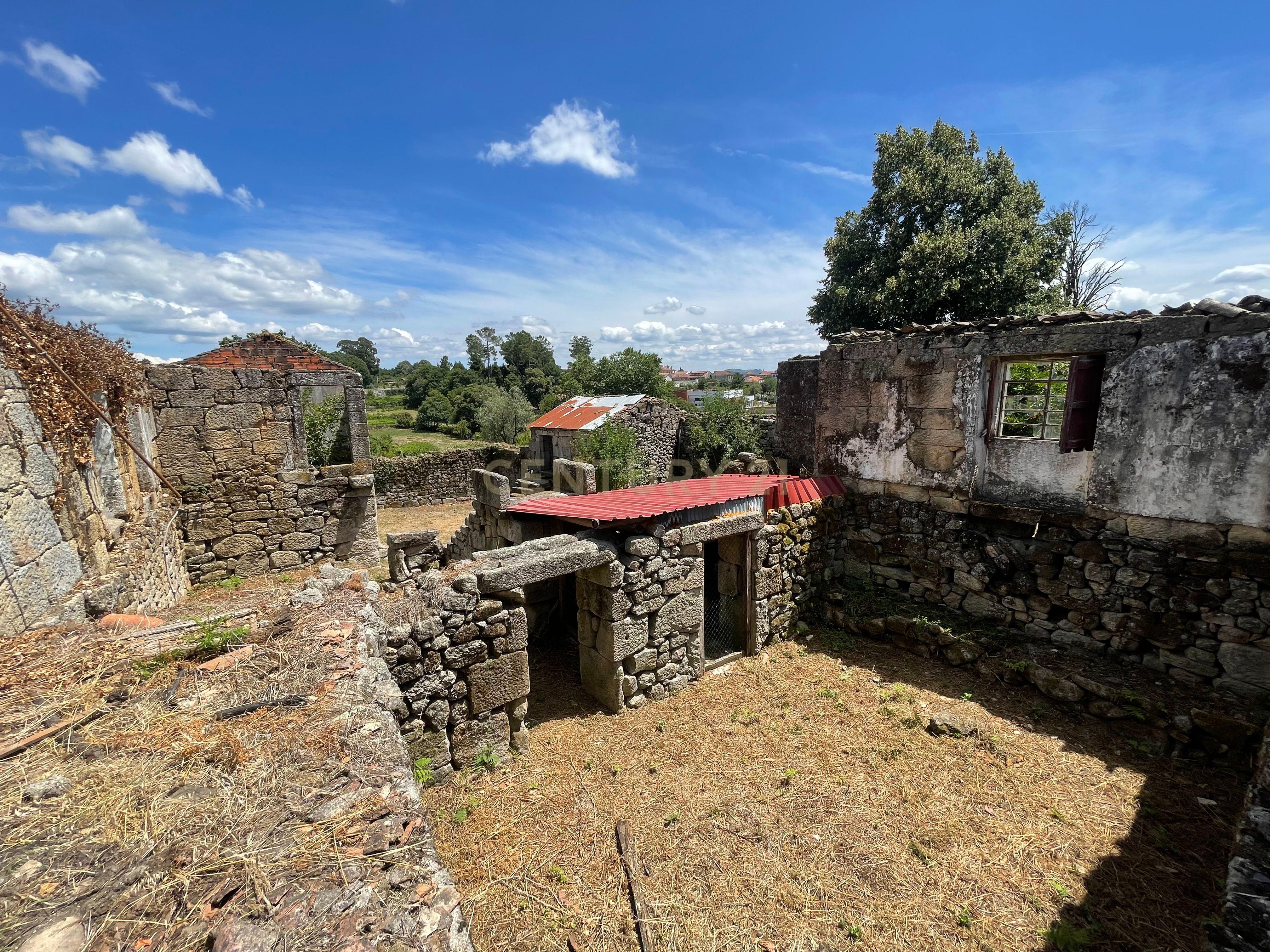 Moradia de 220 metros quadrados, construída em granito, a precisar de renovação, situada no centro de Santa Cruz da Trapa, com um terreno de 1.900 metros quadrados. - Image 18